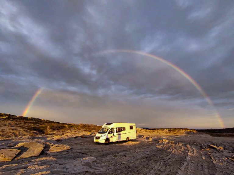 camper met regenboog. roadtrip Sardinië