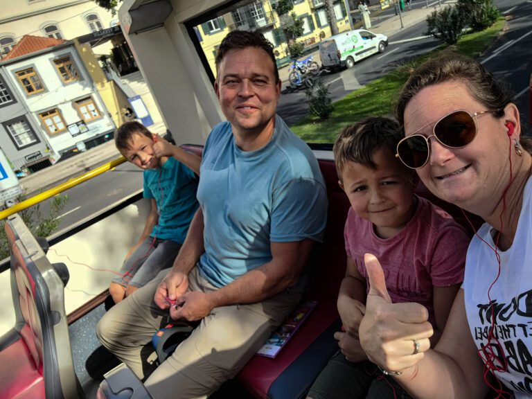Funchal, Hop on bus met kinderen