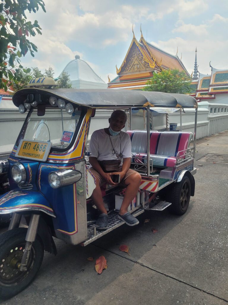 Rondreis Thailand met kinderen. tuktuk chauffeur