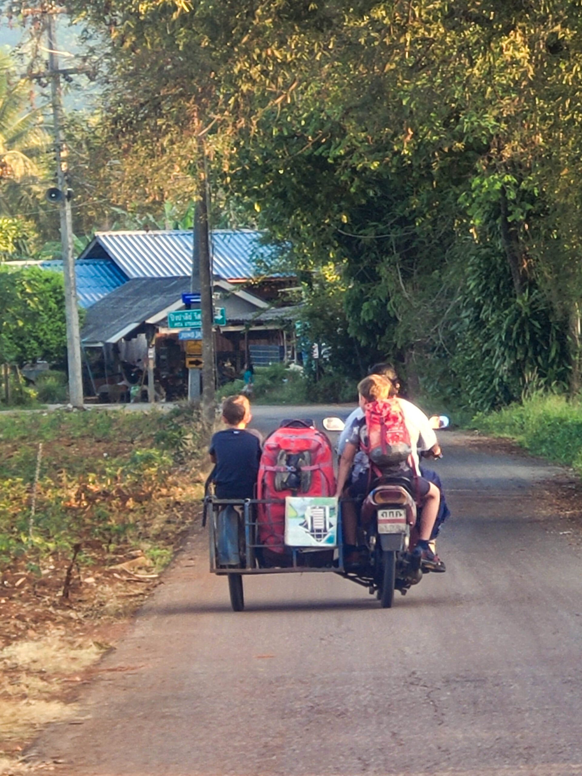 rondreis thailand met kinderen. Geholpen door de locale bevolking
