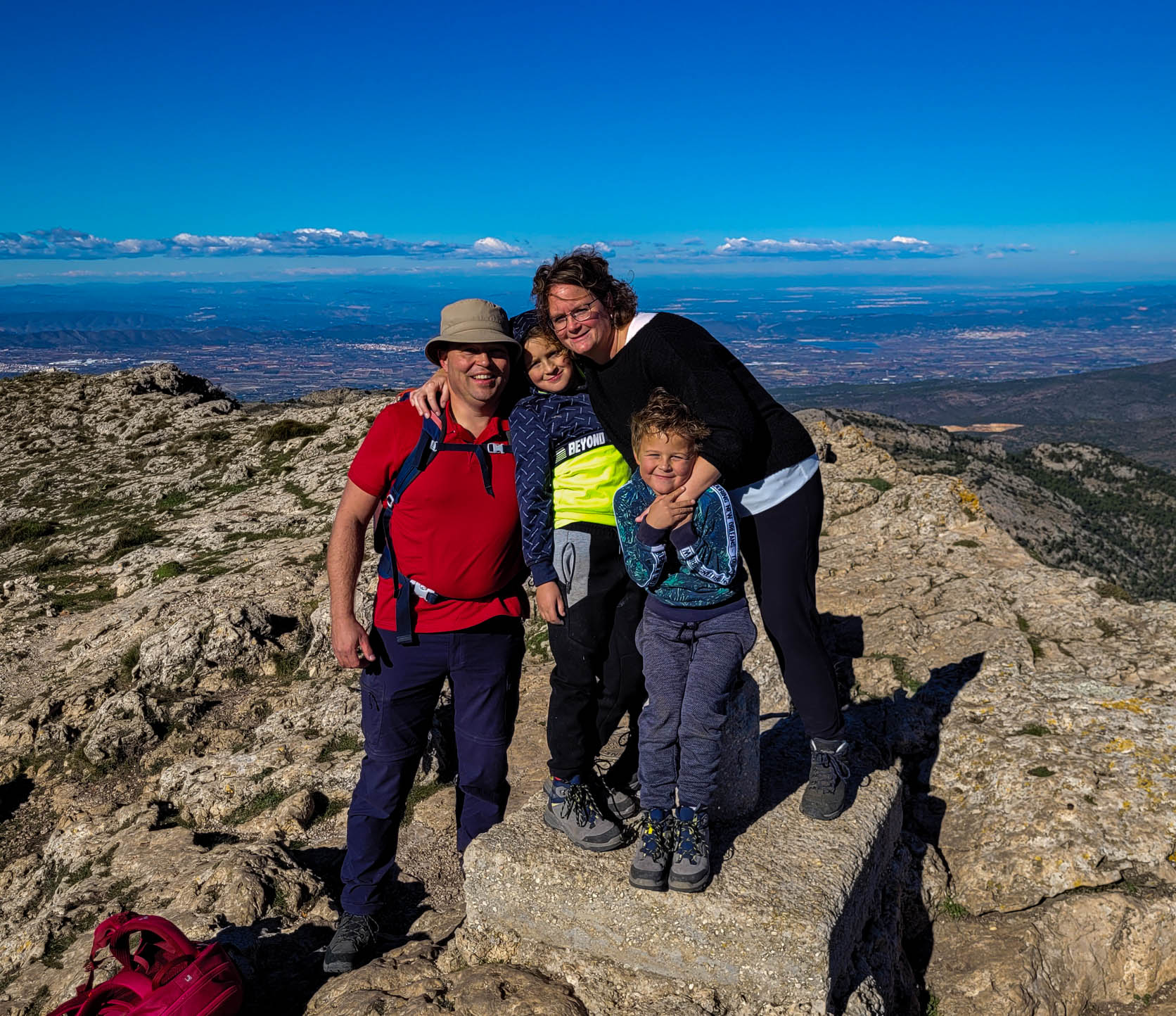 wandelen met kinderen. gezin op de top van de Mont Cabrer