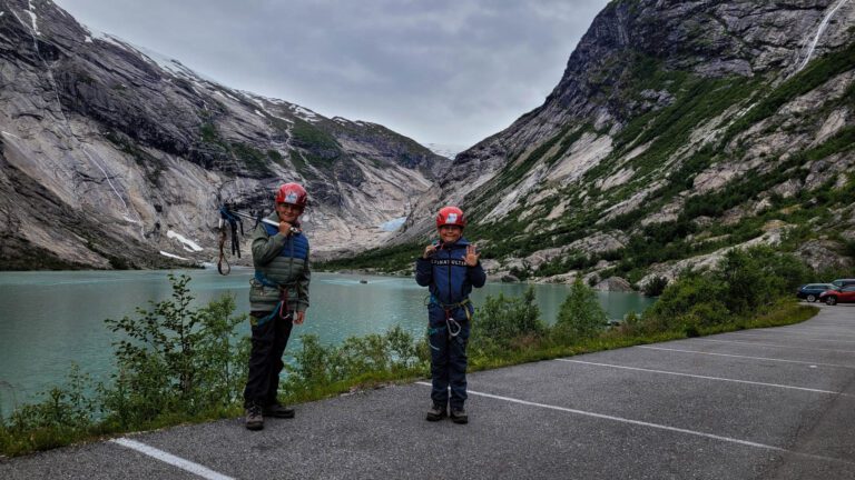 Vakantie Noorwegen. wandelen met kinderen. Grootste gletsjer van Europa. gletsjerwandeling Noorwegen