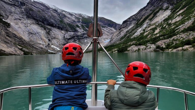 Vakantie Noorwegen. wandelen met kinderen. Grootste gletsjer van Europa. gletsjerwandeling Noorwegen