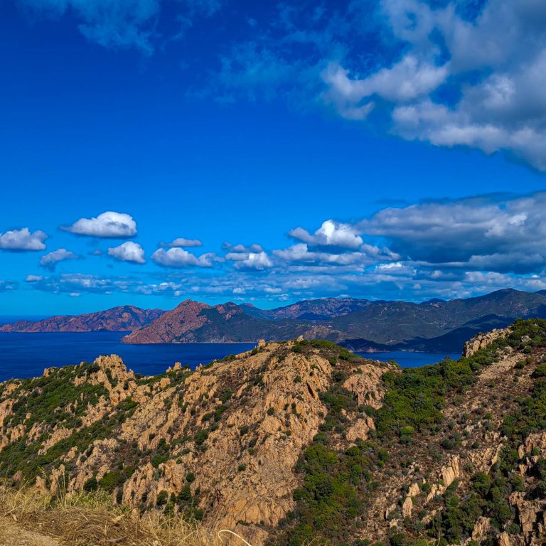 Rondreis Corsica. De rode rotsen aan de westkust van Corsica
